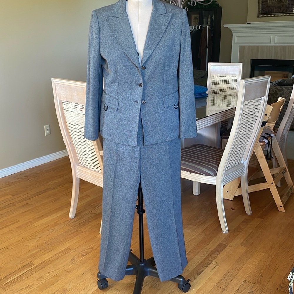 Tahari ladies executive two piece suit size 12